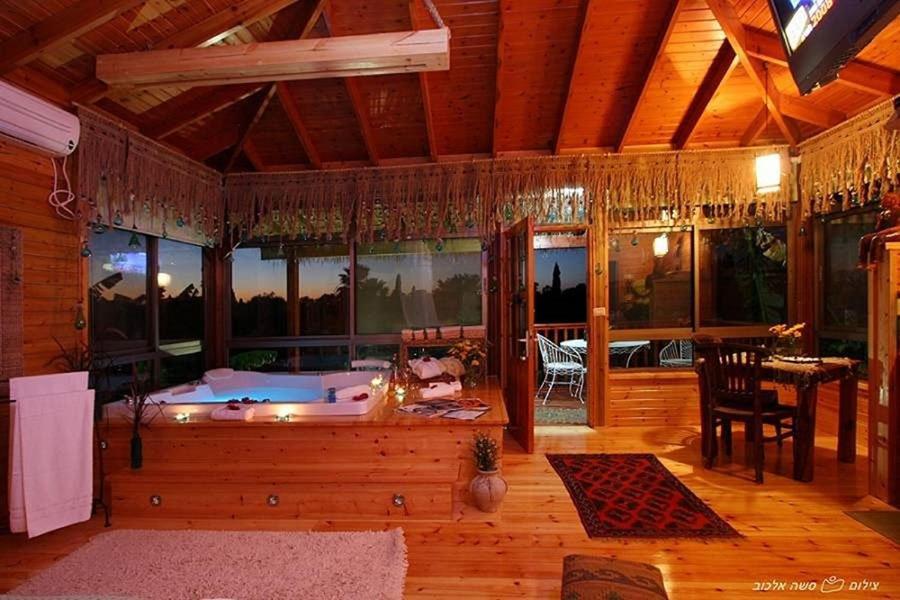 Hotel ביקתפוז וקלמנטינה- מתחם בקתות וסוויטות עם ג'קוזי פרטי ובריכה משותפת Liman Pokój zdjęcie